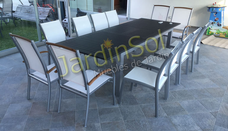 Mesa y sillas de aluminio y sintético para terraza